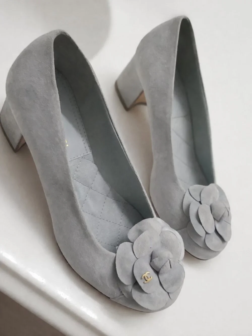 Chanel light blue suede Camellia featuring a floral accent - Picture 2 of 5